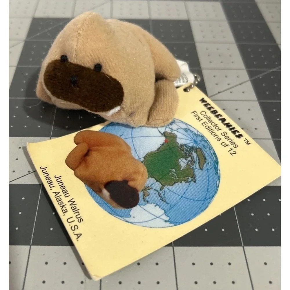 1997 WEEBEANIES COLLECTOR SERIES 1st EDITION keychain Juneau Walrus Plush w/card